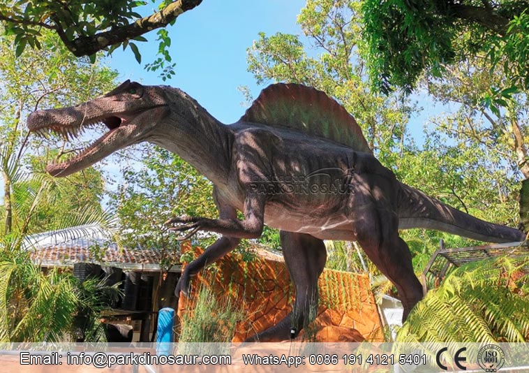/Dinosaurio Spinosaurus jurásico realista con tamaño natural